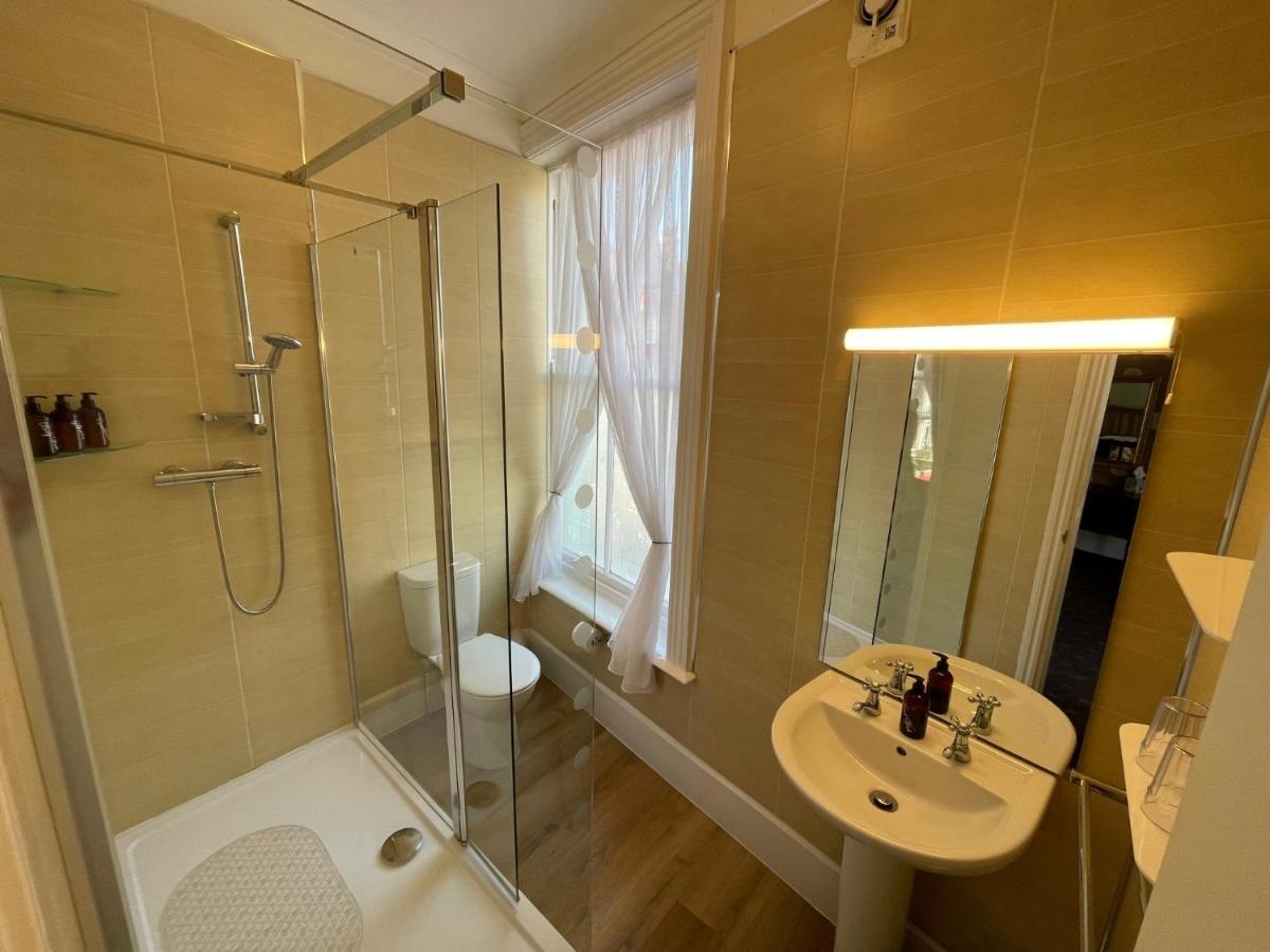וויטבי The Captain'S Lodge Room Only Accommodation מראה חיצוני תמונה